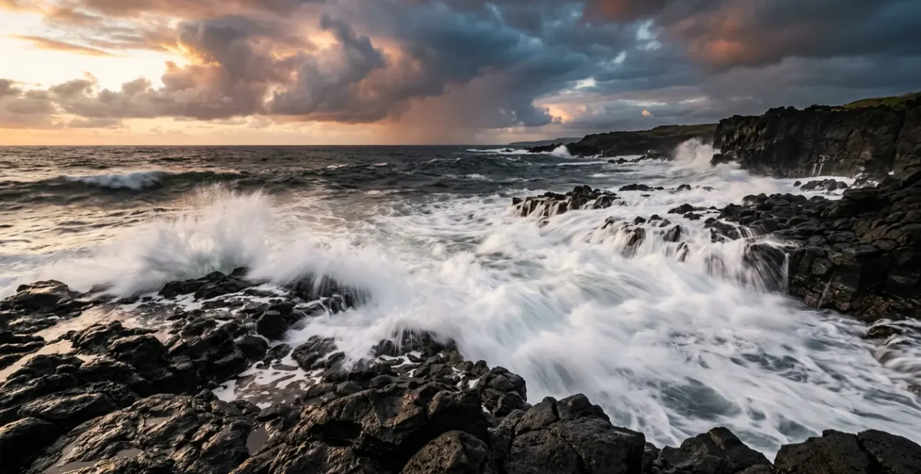 Photographie en pose longue montrant l'impact dramatique de vagues blanches écumeuses sur des roches basaltiques noires de La Réunion