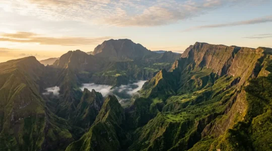 Vue aérienne spectaculaire de l'île de La Réunion montrant ses cirques volcaniques entourés de remparts vertigineux