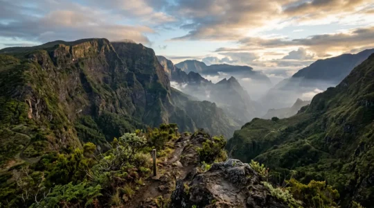 Vue dramatique des hauts de La Réunion avec ses pitons escarpés et remparts vertigineux dans la brume matinale, symbolisant les refuges naturels du marronnage