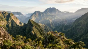 Vue panoramique des cirques et remparts de La Réunion avec randonneurs contemplant le paysage classé UNESCO