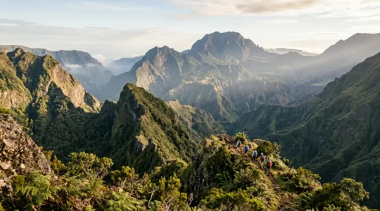 Vue panoramique des cirques et remparts de La Réunion avec randonneurs contemplant le paysage classé UNESCO