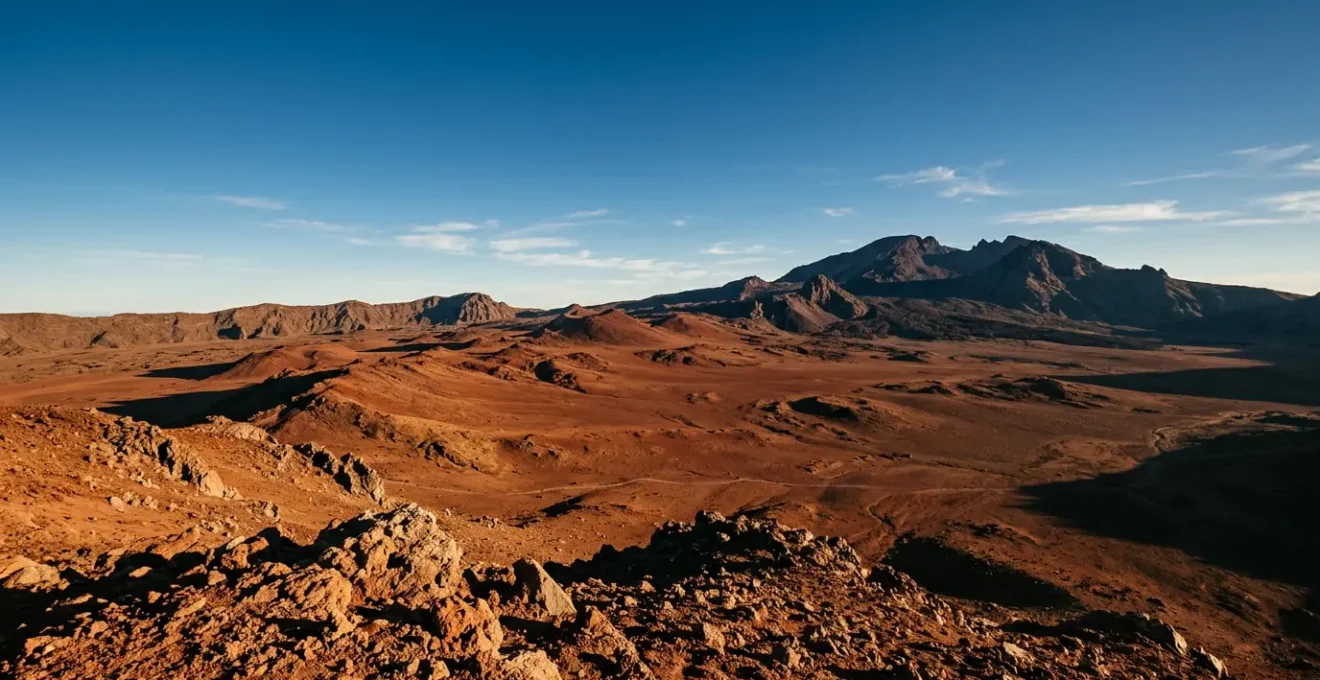 Paysage lunaire et rougeoyant de la Plaine des Sables à La Réunion avec vue sur les scories volcaniques
