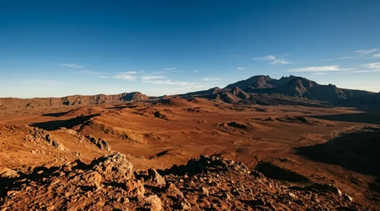 Paysage lunaire et rougeoyant de la Plaine des Sables à La Réunion avec vue sur les scories volcaniques