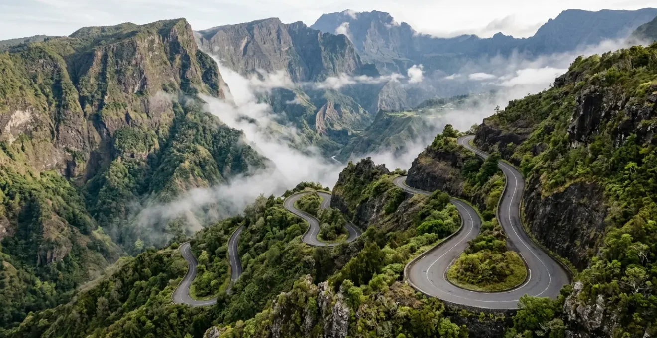 Route sinueuse de Cilaos serpentant entre les remparts volcaniques vertigineux de La Réunion