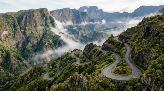 Route sinueuse de Cilaos serpentant entre les remparts volcaniques vertigineux de La Réunion