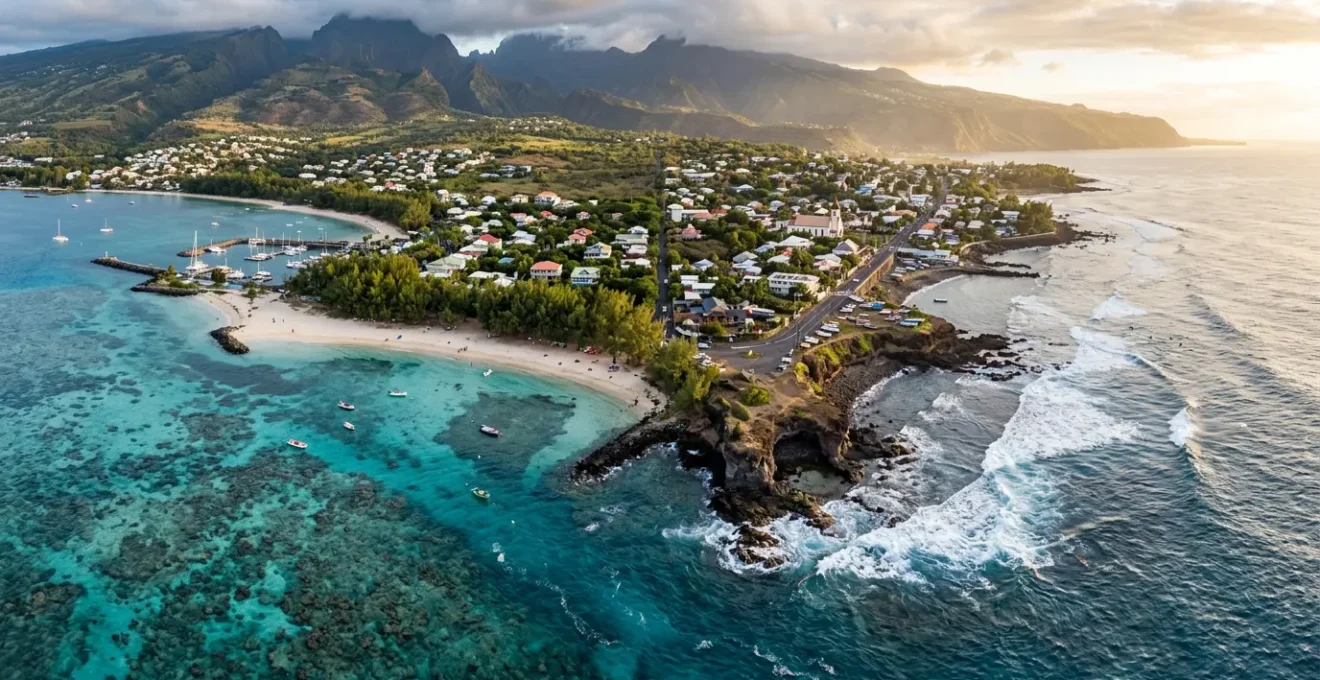 Vue aérienne comparative entre Saint-Gilles et Saint-Leu, montrant les lagons turquoise et les côtes ouest de La Réunion