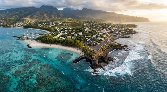Vue aérienne comparative entre Saint-Gilles et Saint-Leu, montrant les lagons turquoise et les côtes ouest de La Réunion