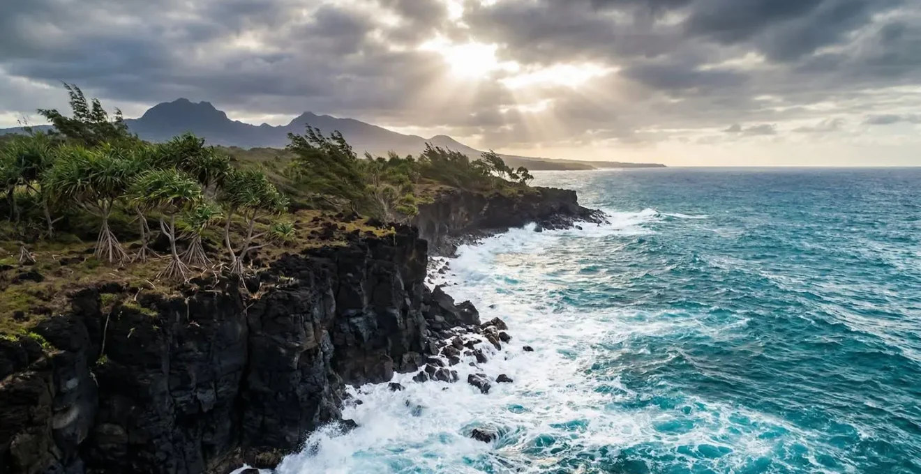 Paysage dramatique du Sud Sauvage de La Réunion avec falaises de basalte noir et océan déchaîné