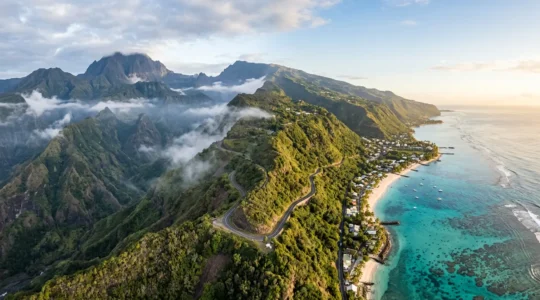Vue panoramique de La Réunion montrant le contraste entre volcan et lagon turquoise
