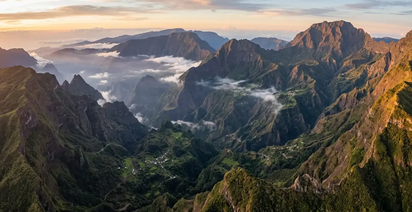 Vue aérienne spectaculaire du cirque de Mafate avec ses remparts verdoyants et ses îlets isolés