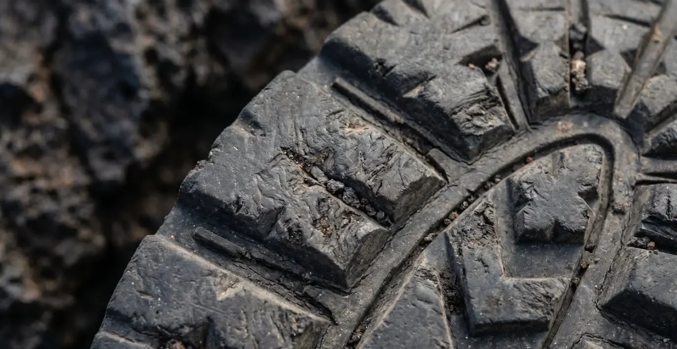 Gros plan macro sur une semelle de chaussure de randonnée usée par le basalte volcanique
