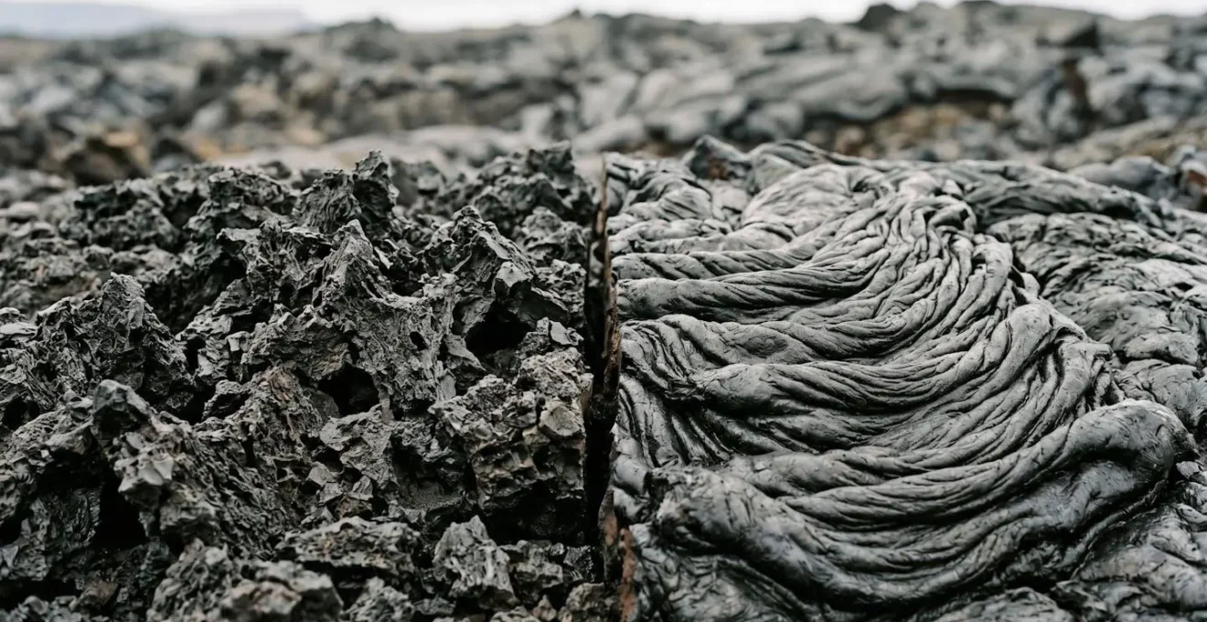 Gros plan sur deux types de lave solidifiée côte à côte montrant les textures contrastées