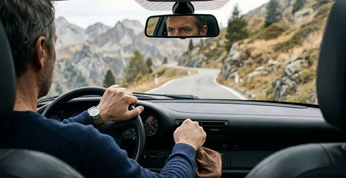 Voiture en démarrage sur une forte pente de montagne avec technique du frein à main