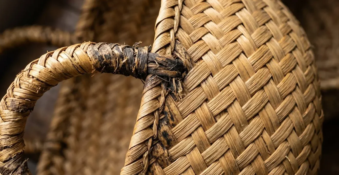 Détail macro du tressage serré d'un panier en vacoa de qualité