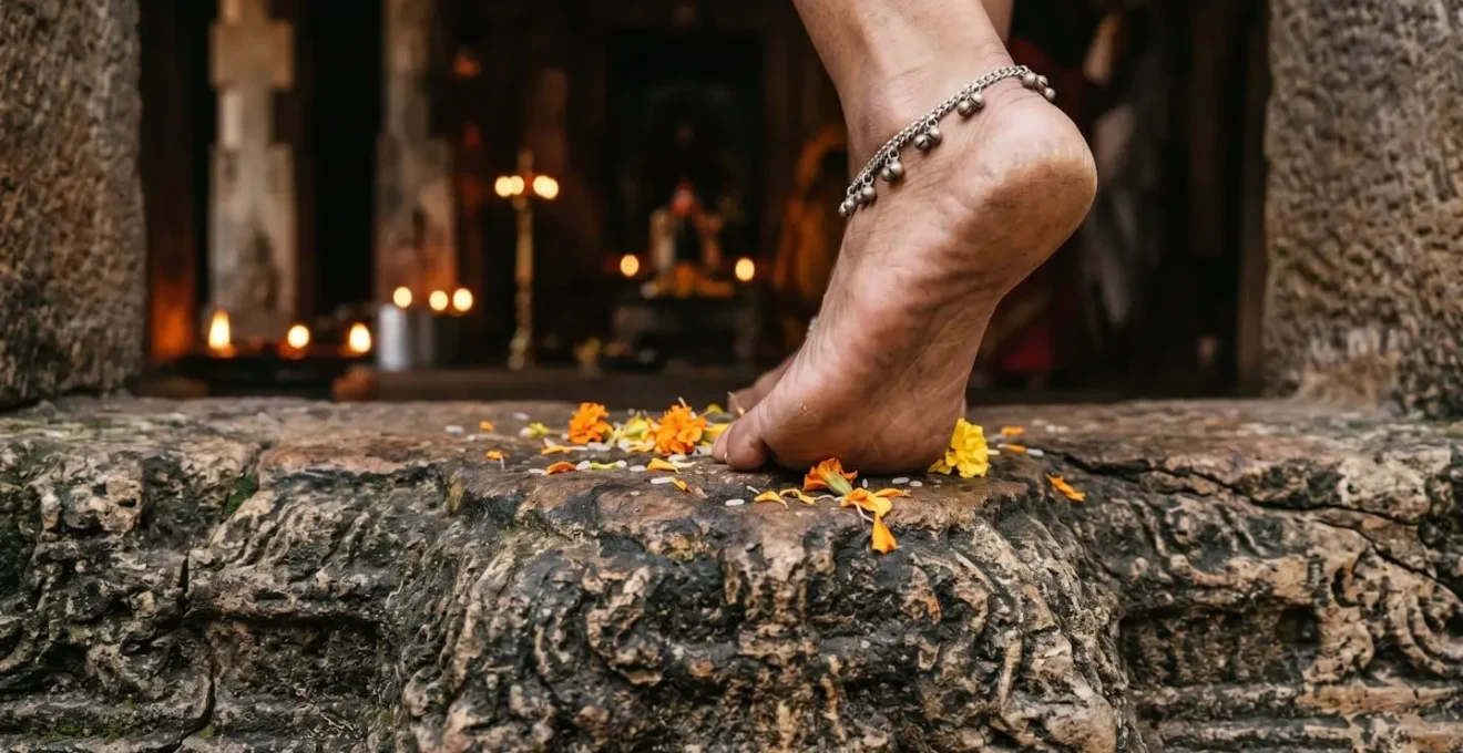 Pieds nus franchissant le seuil en pierre d'un temple hindou