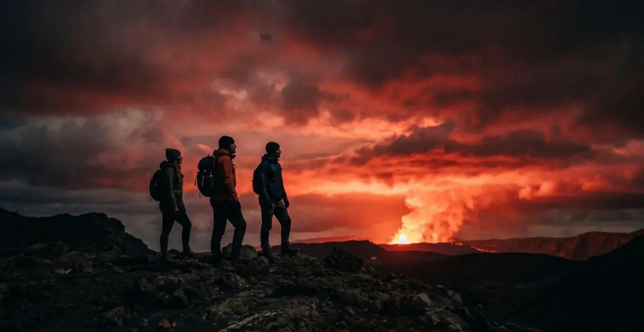 Lueur rouge de l'éruption volcanique illuminant les nuages la nuit pour l'orientation